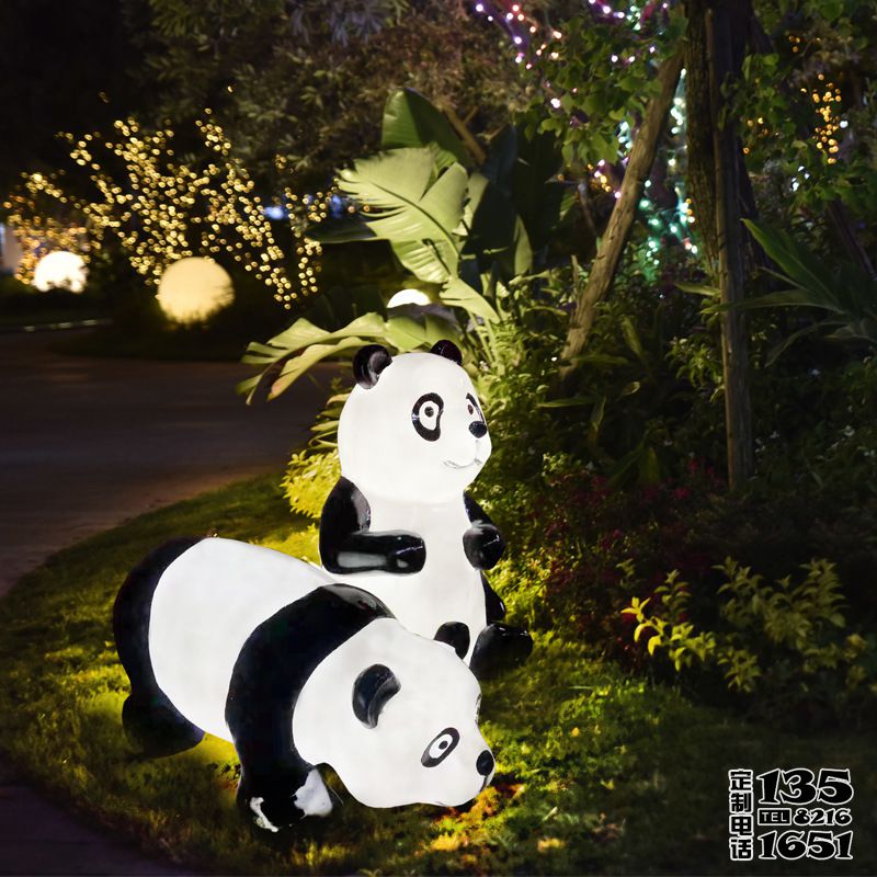 小區(qū)草坪夜間發(fā)光玻璃鋼熊貓雕塑 小區(qū)草坪夜間發(fā)光玻璃鋼熊貓雕塑