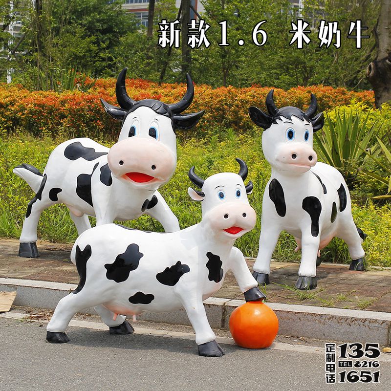 游樂(lè)場(chǎng)三只玩球的玻璃鋼仿真動(dòng)物奶牛雕塑 游樂(lè)場(chǎng)三只玩球的玻璃鋼仿真動(dòng)物奶牛雕塑