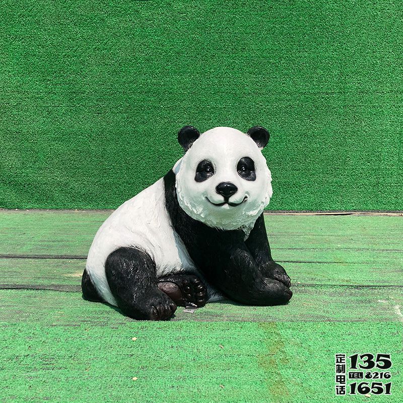 游樂(lè)場(chǎng)景觀(guān)趴著的彩繪玻璃鋼熊貓雕塑
