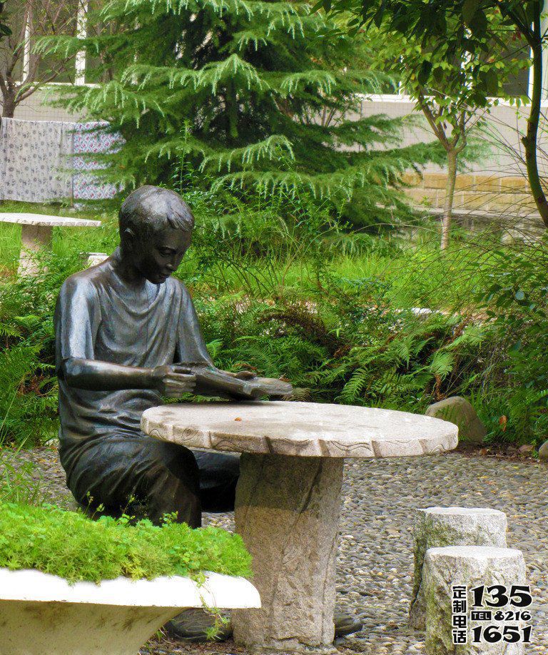 玻璃鋼仿銅公園里男孩坐著凳子上的讀書雕塑 玻璃鋼仿銅公園里男孩坐著凳子上的讀書雕塑