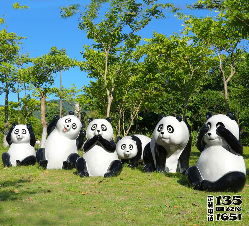 動物園擺放的姿態(tài)各異的玻璃鋼仿真熊貓雕塑 動物園擺放的姿態(tài)各異的玻璃鋼仿真熊貓雕塑