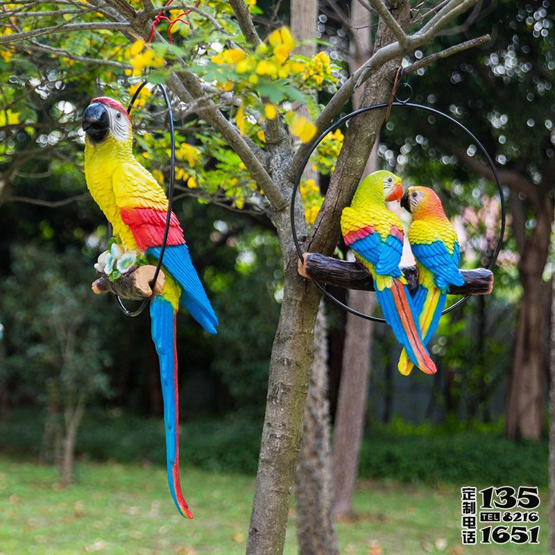 花園廣場上玻璃鋼仿真動物鸚鵡雕塑 花園廣場上玻璃鋼仿真動物鸚鵡雕塑