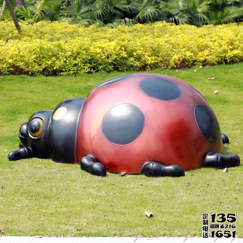 公園里擺放的一只紅色玻璃鋼噴漆七星瓢蟲(chóng)雕塑 公園里擺放的一只紅色玻璃鋼噴漆七星瓢蟲(chóng)雕塑
