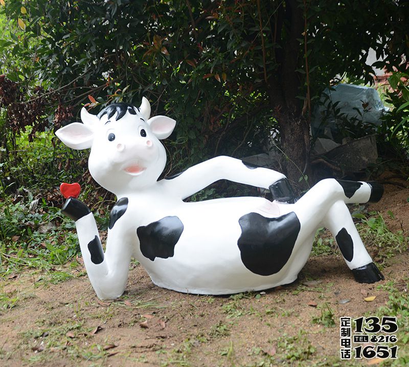 公園創(chuàng)意一只臥著玻璃鋼卡通奶牛雕塑 公園創(chuàng)意一只臥著玻璃鋼卡通奶牛雕塑