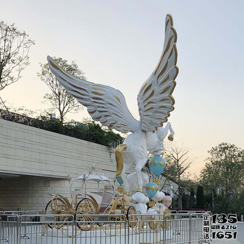 游樂場擺放的玻璃鋼彩繪飛馬雕塑 游樂場擺放的玻璃鋼彩繪飛馬雕塑