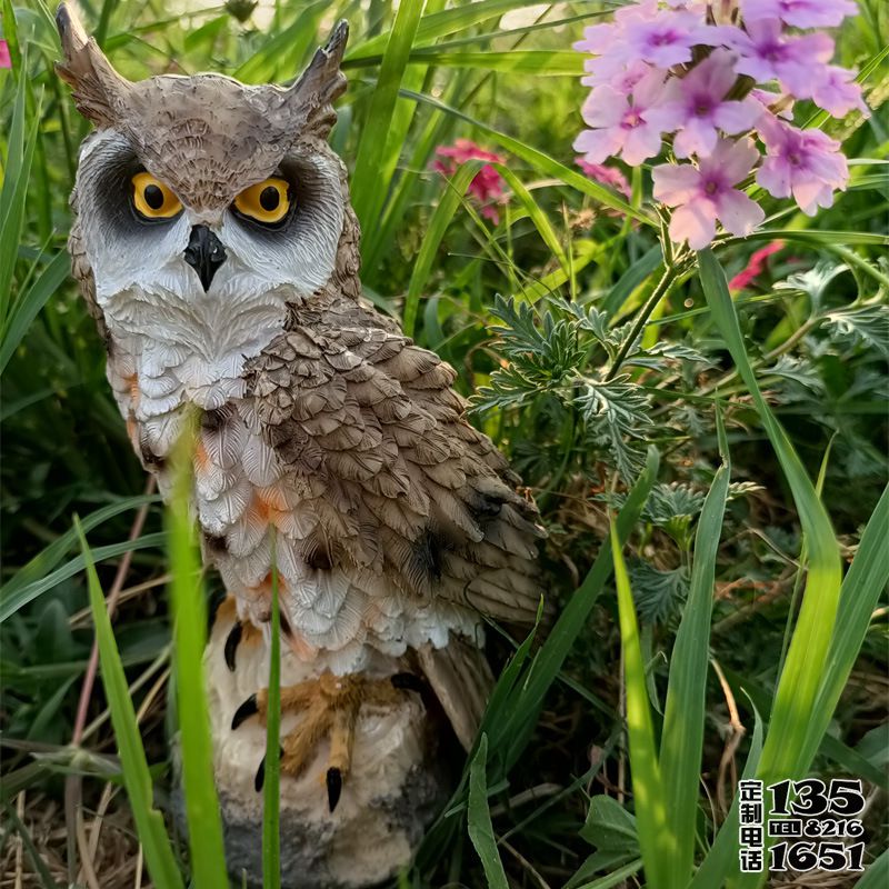 公園草叢中一只玻璃鋼仿真動(dòng)物貓頭鷹雕塑 公園草叢中一只玻璃鋼仿真動(dòng)物貓頭鷹雕塑