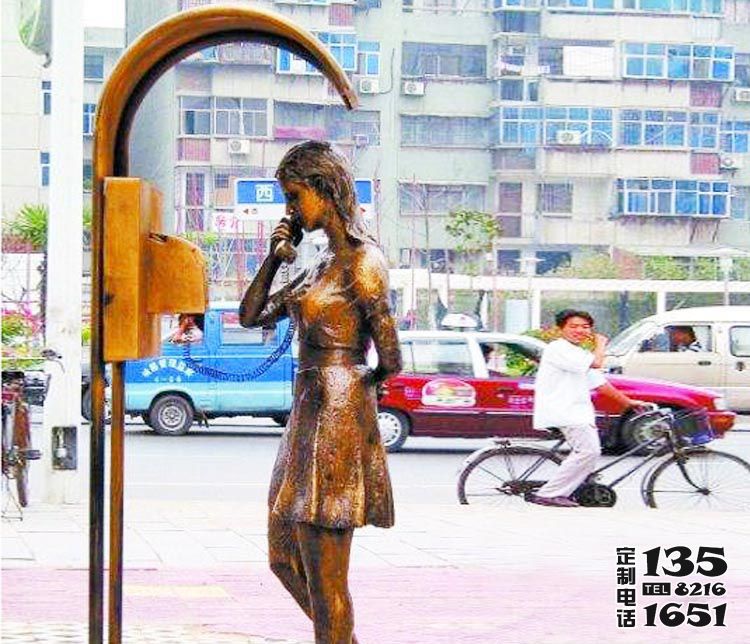 城市街道玻璃鋼仿銅電話(huà)亭打電話(huà)的女孩雕塑 城市街道玻璃鋼仿銅電話(huà)亭打電話(huà)的女孩雕塑