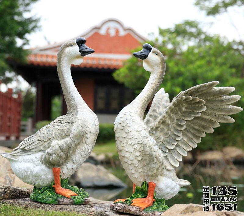 湖邊池塘邊游玩的玻璃鋼仿真動物天鵝雕塑 湖邊池塘邊游玩的玻璃鋼仿真動物天鵝雕塑