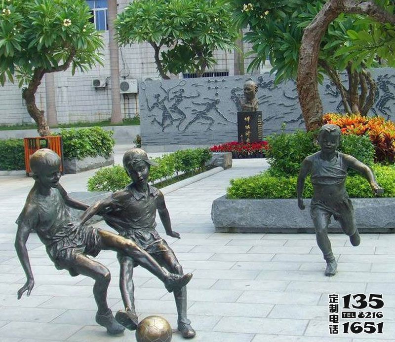 公園景觀玻璃鋼仿銅小孩踢足球雕塑 公園景觀玻璃鋼仿銅小孩踢足球雕塑