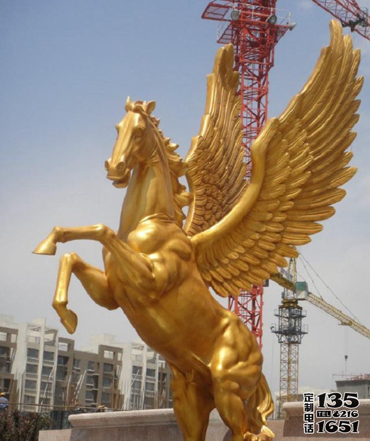 廣場(chǎng)上擺放玻璃鋼漆金飛馬雕塑 廣場(chǎng)上擺放玻璃鋼漆金飛馬雕塑