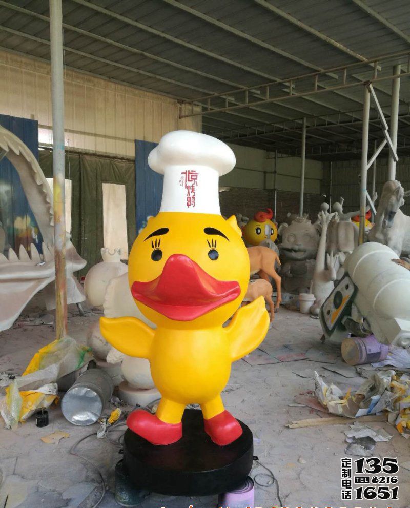 商場(chǎng)門(mén)口帶廚師帽的玻璃鋼彩繪鴨子雕塑 商場(chǎng)門(mén)口帶廚師帽的玻璃鋼彩繪鴨子雕塑