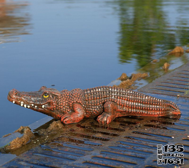 湖邊擺放的玻璃鋼仿真動(dòng)物鱷魚(yú)雕塑 湖邊擺放的玻璃鋼仿真動(dòng)物鱷魚(yú)雕塑