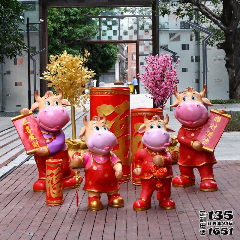 商業(yè)街商場擺放的恭喜發(fā)財玻璃鋼卡通牛雕塑 商業(yè)街商場擺放的恭喜發(fā)財玻璃鋼卡通牛雕塑