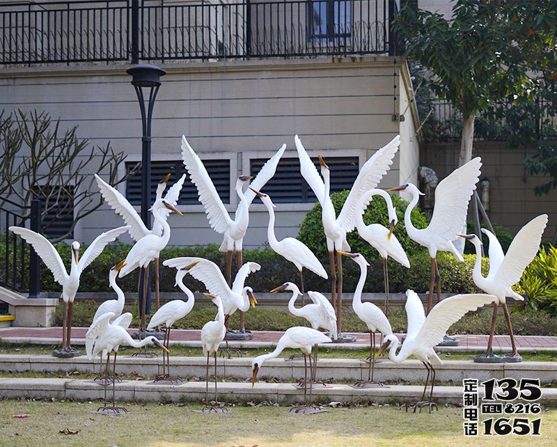 公園廣場(chǎng)一群玻璃鋼展翅的仿真動(dòng)物仙鶴雕塑 公園廣場(chǎng)一群玻璃鋼展翅的仿真動(dòng)物仙鶴雕塑