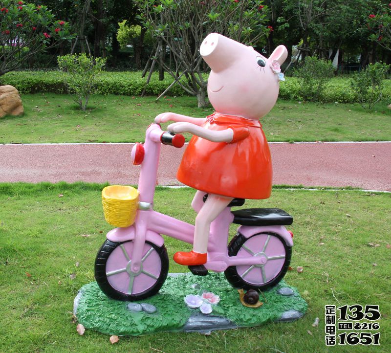 公園騎自行車(chē)的玻璃鋼卡通小豬佩奇雕塑 公園騎自行車(chē)的玻璃鋼卡通小豬佩奇雕塑