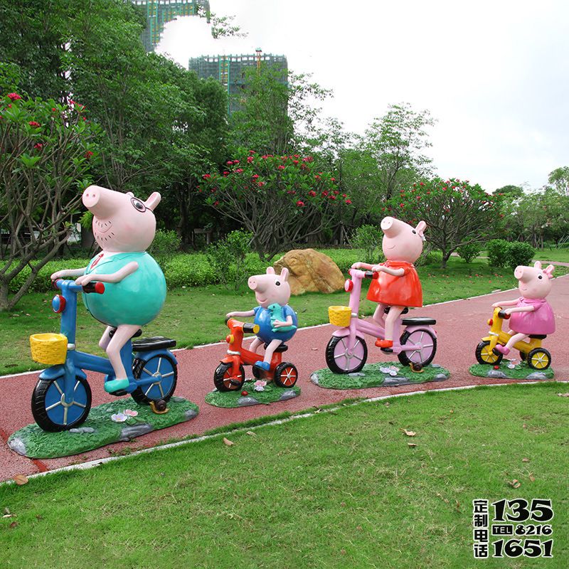 學(xué)校公園草坪擺放騎自行車(chē)的卡通小豬佩奇一家玻璃鋼雕塑 學(xué)校公園草坪擺放騎自行車(chē)的卡通小豬佩奇一家玻璃鋼雕塑